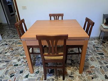 Tavolo e sedie da soggiorno