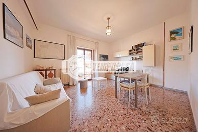 Ampio trilocale con triplo balcone