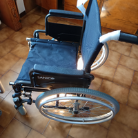 Sedia a rotelle e tutore