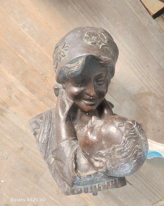 statua donna con bambino