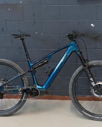 Ebike Cube Hybrid carbonio