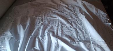 tovaglia quadrata ricamata da 4