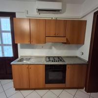 Cucina con forno piano cottura e lavello