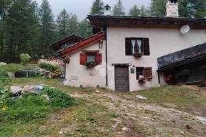 CASA SEMINDIPENDENTE A COURMAYEUR