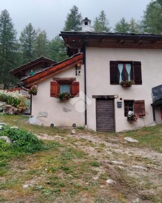 CASA SEMINDIPENDENTE A COURMAYEUR