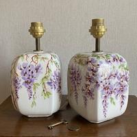 Coppia di basi ceramica bianca decorate a  mano