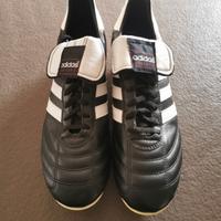 Scarpe da calcio Adidas. 