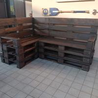 Divanetto ad angolo con bancali