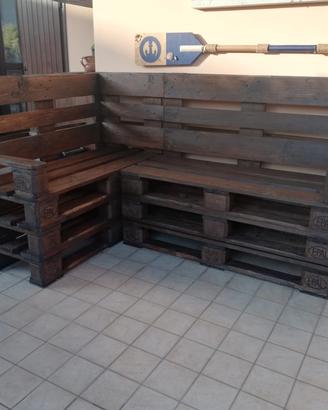 Divanetto ad angolo con bancali
