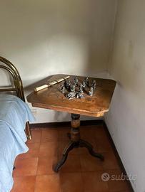 Tavolino a scacchiera