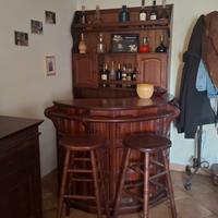 Angolo bar vintage in legno massello con sgabelli