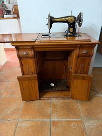 Macchina da cucire d'epoca SINGER con mobile in le