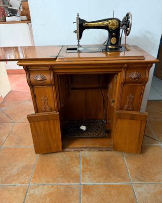 Macchina da cucire d'epoca SINGER con mobile in le