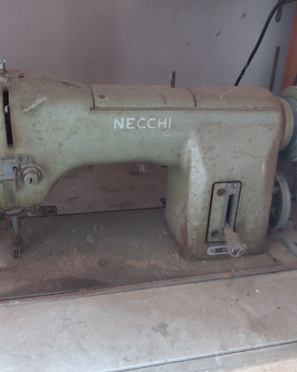 Macchina da cucire necchi