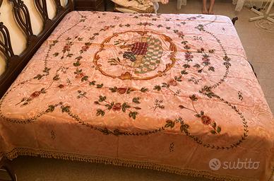 Copriletto antico, in seta, dipinto a mano
