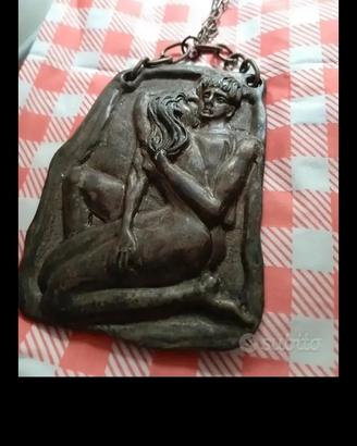 bassorilievoche raffigura coppia di amanti