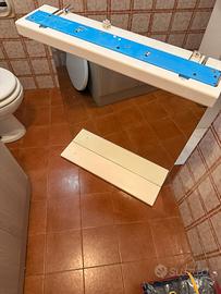 Specchio, luci e colonna bagno