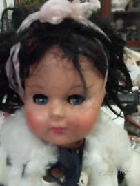  bambola antica in composizione.