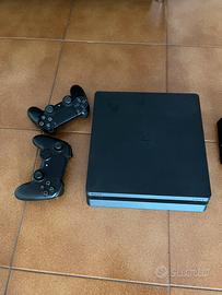 ps4 con giochi, due controller e altro…