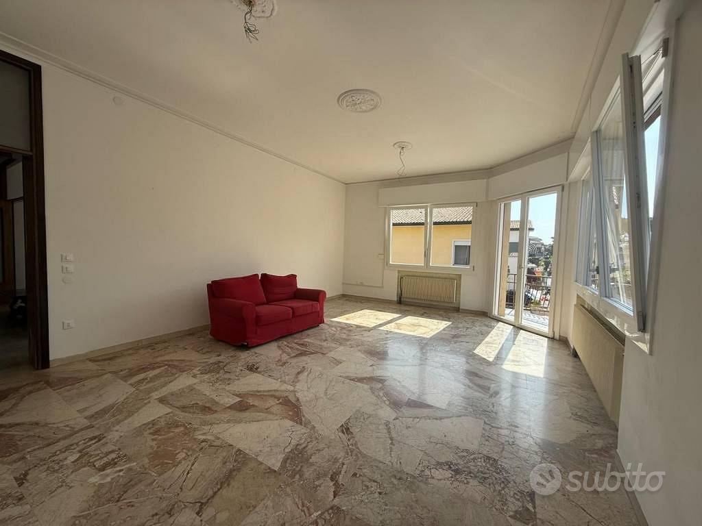 Appartamento di 279 m² con più di 5 locali e box a