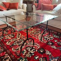 Tavolo di cristallo, gambe in ferro battuto