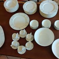 Servito di finissima porcellana Royal Bone China