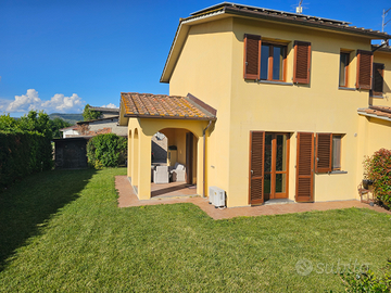 Terratetto libero su 3 lati con giardino e piscina