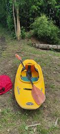 Kayak con remo e copertura