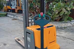 Transpallet stoccatore triplex