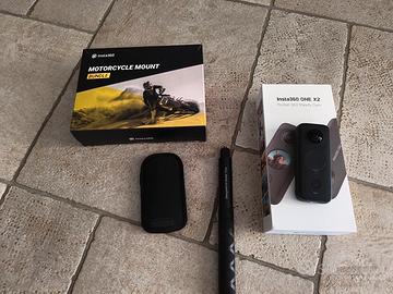 insta360 X2 con bastone e  kit moto 