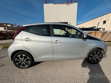 Toyota Aygo grigia anno 2020