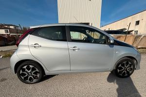 Toyota Aygo grigia anno 2020