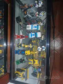 vari set Lego con vetrina di esposizione 