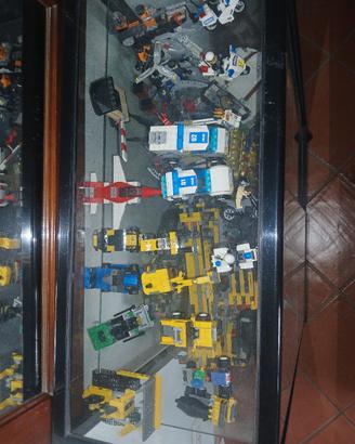 vari set Lego con vetrina di esposizione 