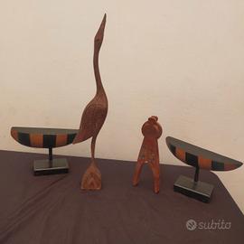 Lotto soprammobili etnici in legno scolpito e dipi