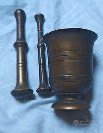 Mortaio antico in bronzo con due pestelli vintage