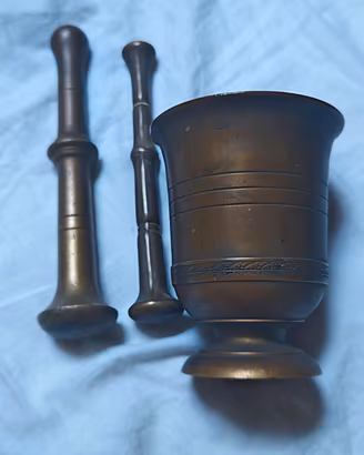 Mortaio antico in bronzo con due pestelli vintage