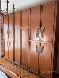 Camera da letto classica in legno