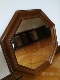 specchio con cornice in legno