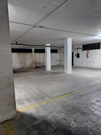 Posto auto o moto coperto in via Appia