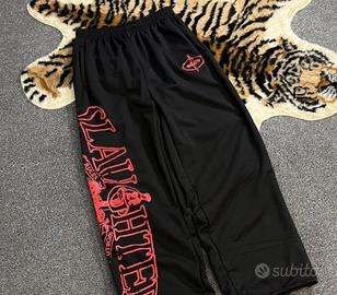 Pantaloni sportivi neri “Fallen” con stampa rossa