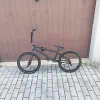 BMX NERA CON DETTAGLI CROMATI VIOLA