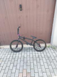 BMX NERA CON DETTAGLI CROMATI VIOLA