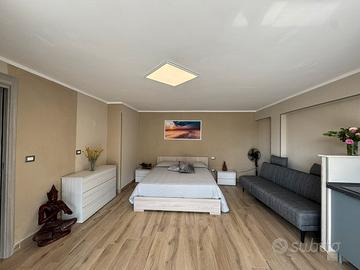 Monolocale arredato con spazio esterno privato