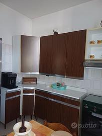 Cucina componibile senza elettrodomestici.