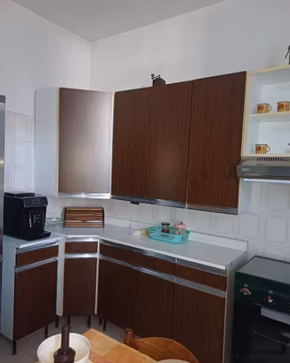 Cucina componibile senza elettrodomestici.