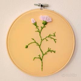 cerchio da parete con fiore cucito a mano su tela