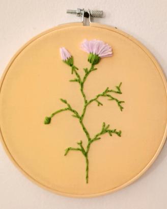 cerchio da parete con fiore cucito a mano su tela