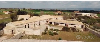 Terreno con edifici tra Cava Ispica e Cava Lazzaro