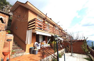 VILLA A SCHIERA A SERRONE